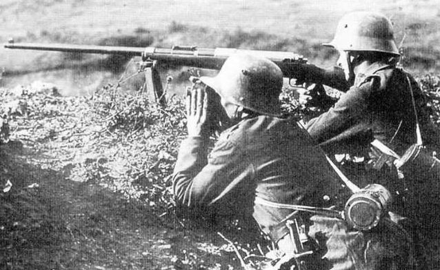 是在一战时期就已经开始研发了,当时德国t-gewehrm1918反坦克步枪,在