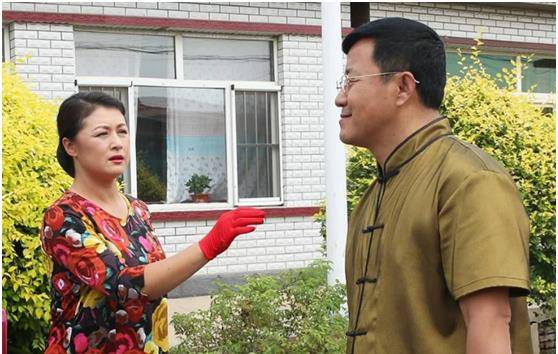 55岁王长贵晒动态,12岁儿子一脸憨厚,小19岁娇妻颜值不输谢大脚_王
