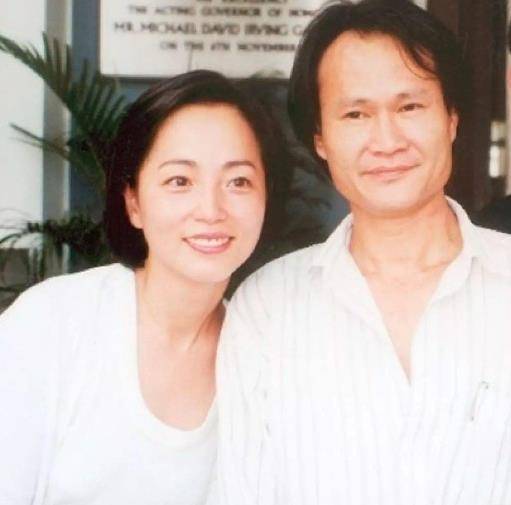 1983年,林正英与前妻郑冰冰结婚,婚后育有一子林家耀和一女林式瓦.
