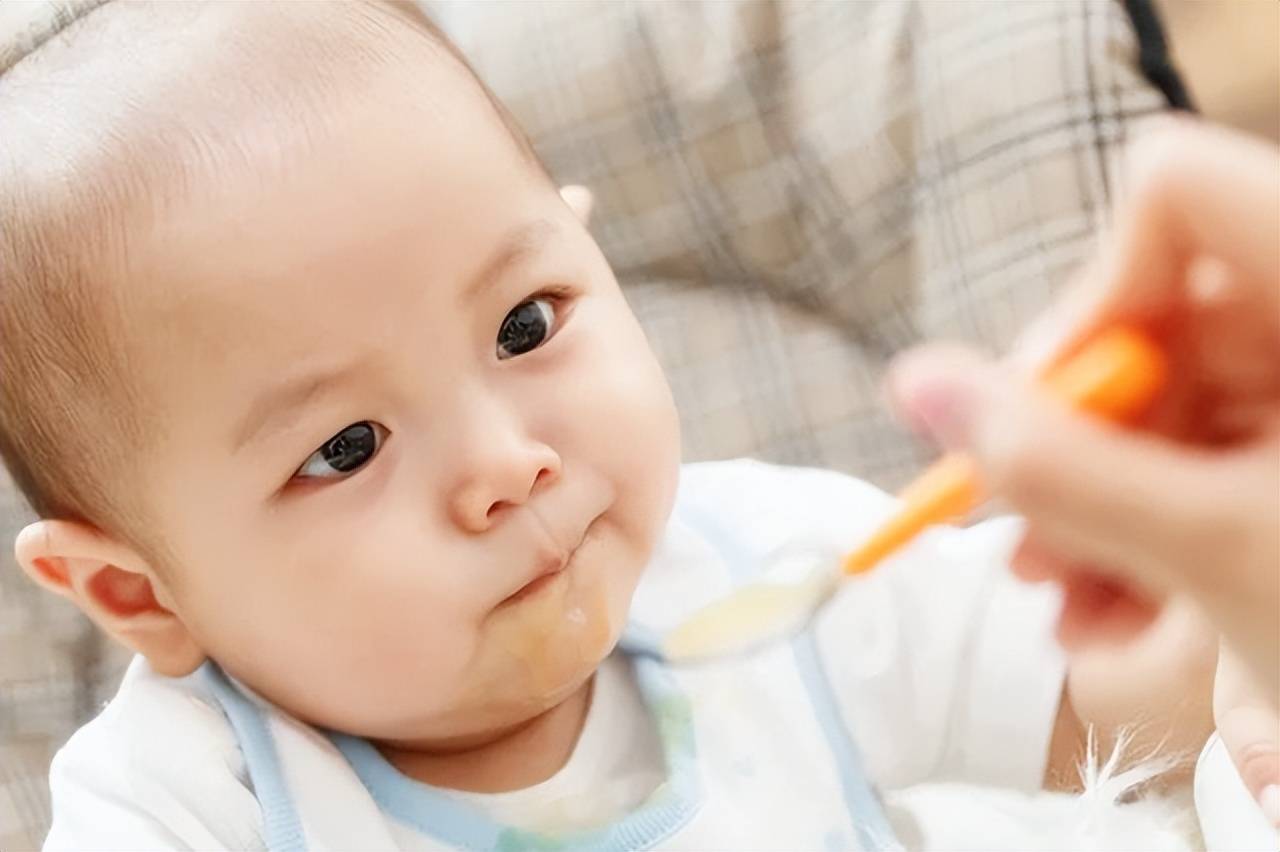 宝宝早晨起床,先喝奶还是先吃辅食？顺序别弄错了,不然很伤肠胃