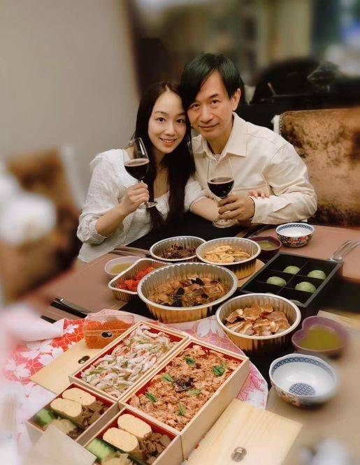 原创56岁黄舒骏为两岁女儿庆生心疼其成为抗疫宝宝妻子小其24岁