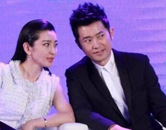 另一旁的任泉把自己的私生活保护得十分好,很多人也以为任泉没有结婚