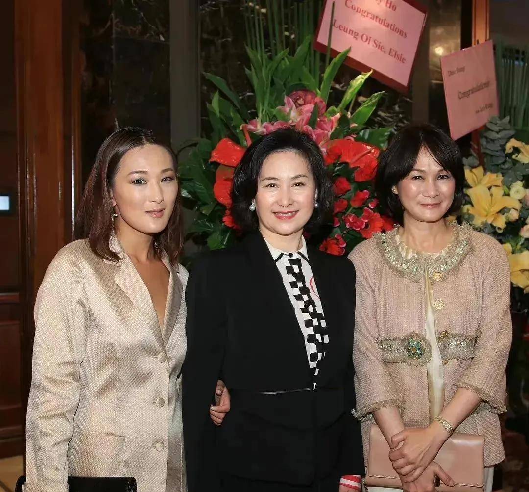 像商界的女强人,又像娱乐圈的大明星,跟何超琼合影的朋友后悔了_何超