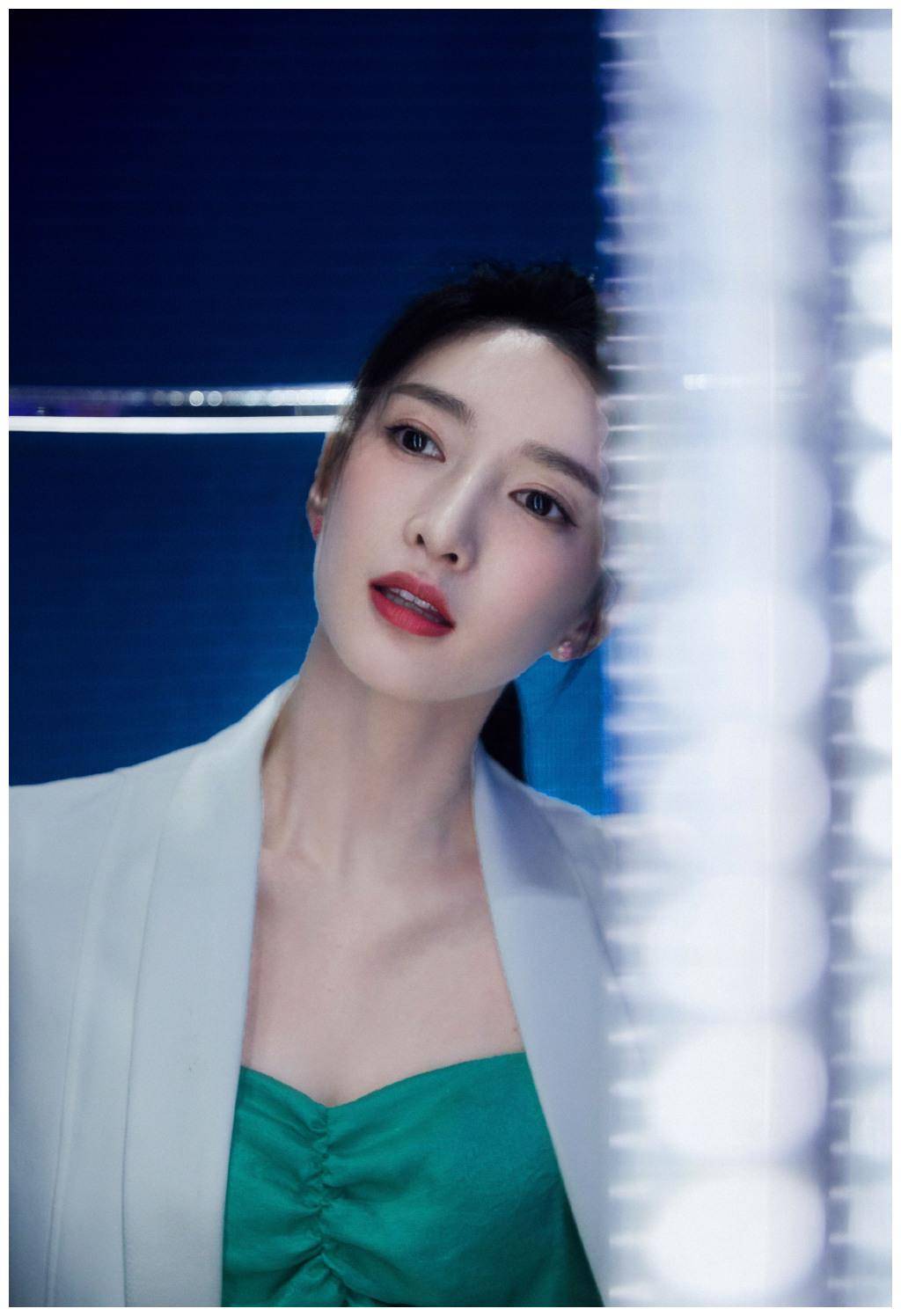 原创32岁江疏影又来秀身材白西装搭小绿裙太惊艳大红唇性感十足