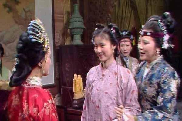 薛蝌的婚事,就应该由其寡母暗中嘱托过薛姨妈;邢夫