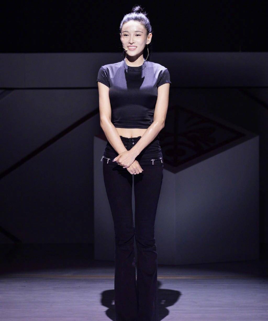"龙女郎"张蓝心登杂志,花式pose秀美腿,网友:腿长只服你_黑色_look