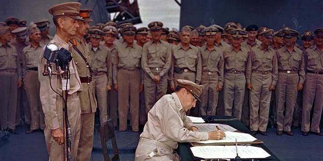 图片:日本投降仪式上,帕西瓦尔中将和温赖特中将站在麦克阿瑟身后.