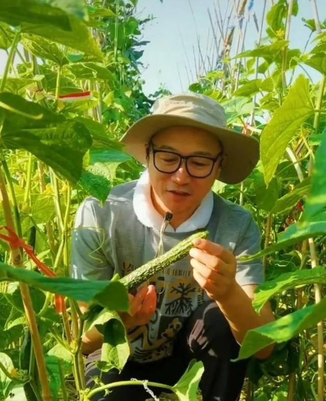 细心的网友发现,高虎开通了一个新账号"虎子农场,主要是分享农作时的