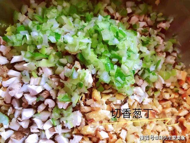 9.切香葱丁放盆中.8.切香菇丁.7.切豆腐丁.6.切笋丁放干净不锈钢盆中.