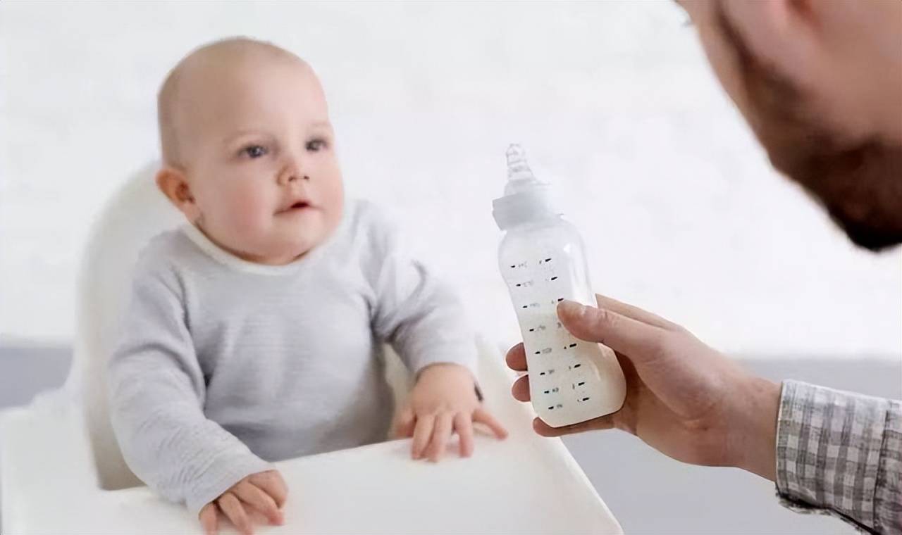 新生儿奶粉喂养的正确方法(奶粉冲泡期间的注意事项)