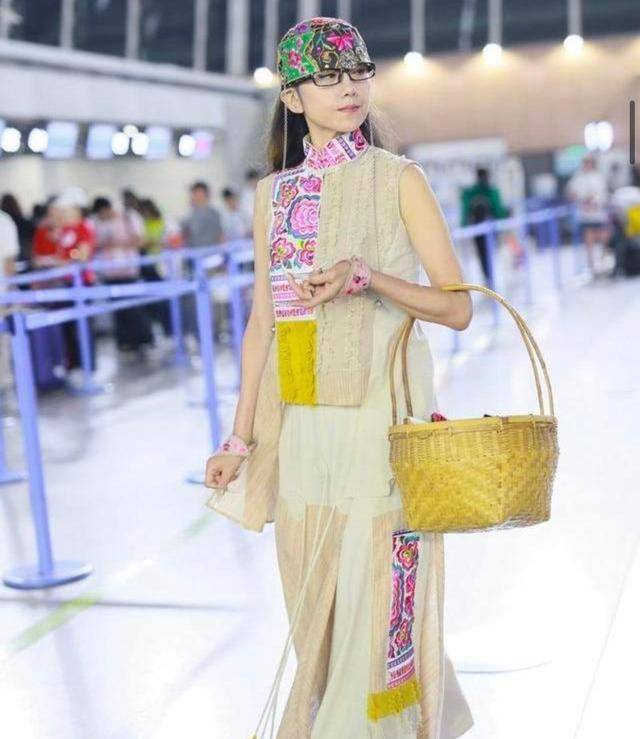 杨丽萍不愧是舞蹈家挎菜蓝子走机场也有范5厘米指甲抢镜