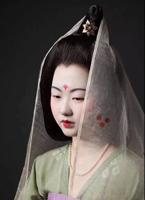 原创为什么唐朝女人化妆打扮最妖艳唐朝女子另类的审美时尚