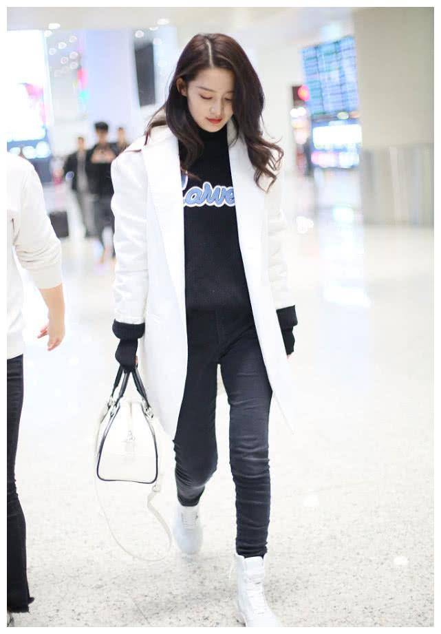 这件针织衫的袖子很长,李沁这么穿的话就像手套一样.