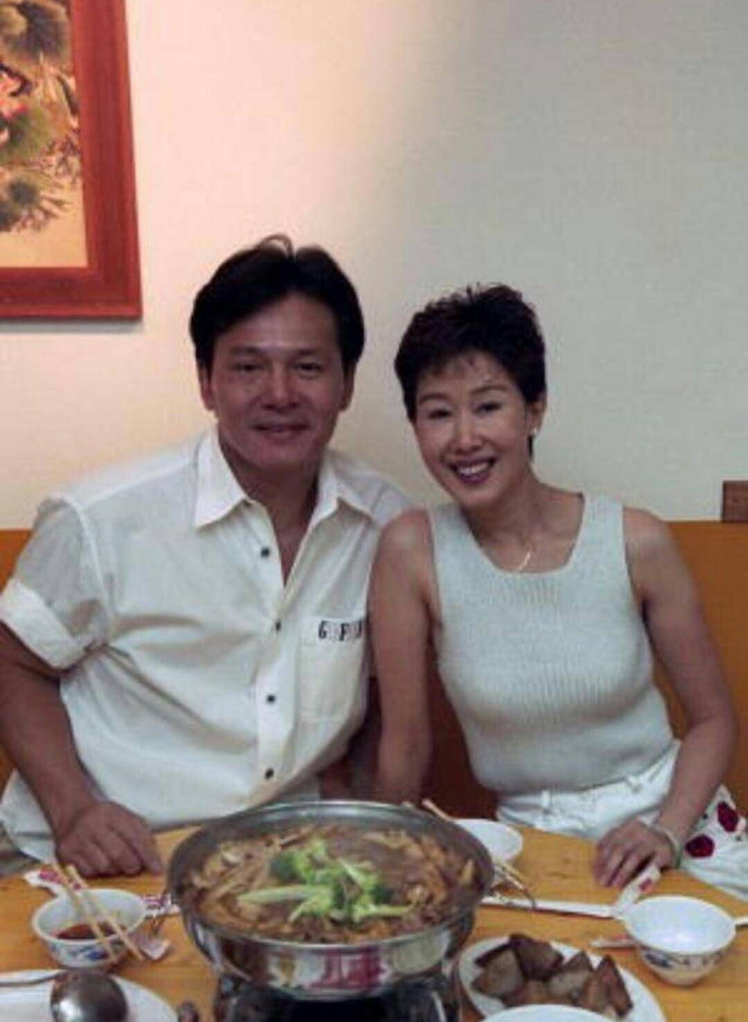九十年代末夏光莉退出娱乐圈,与男友蓝文青一起开火锅创业,并进军房