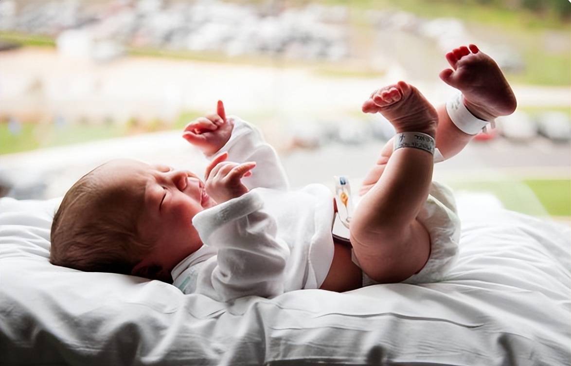 新生儿自带7种条件反射,半岁时若没消失,提示孩子大脑有问题