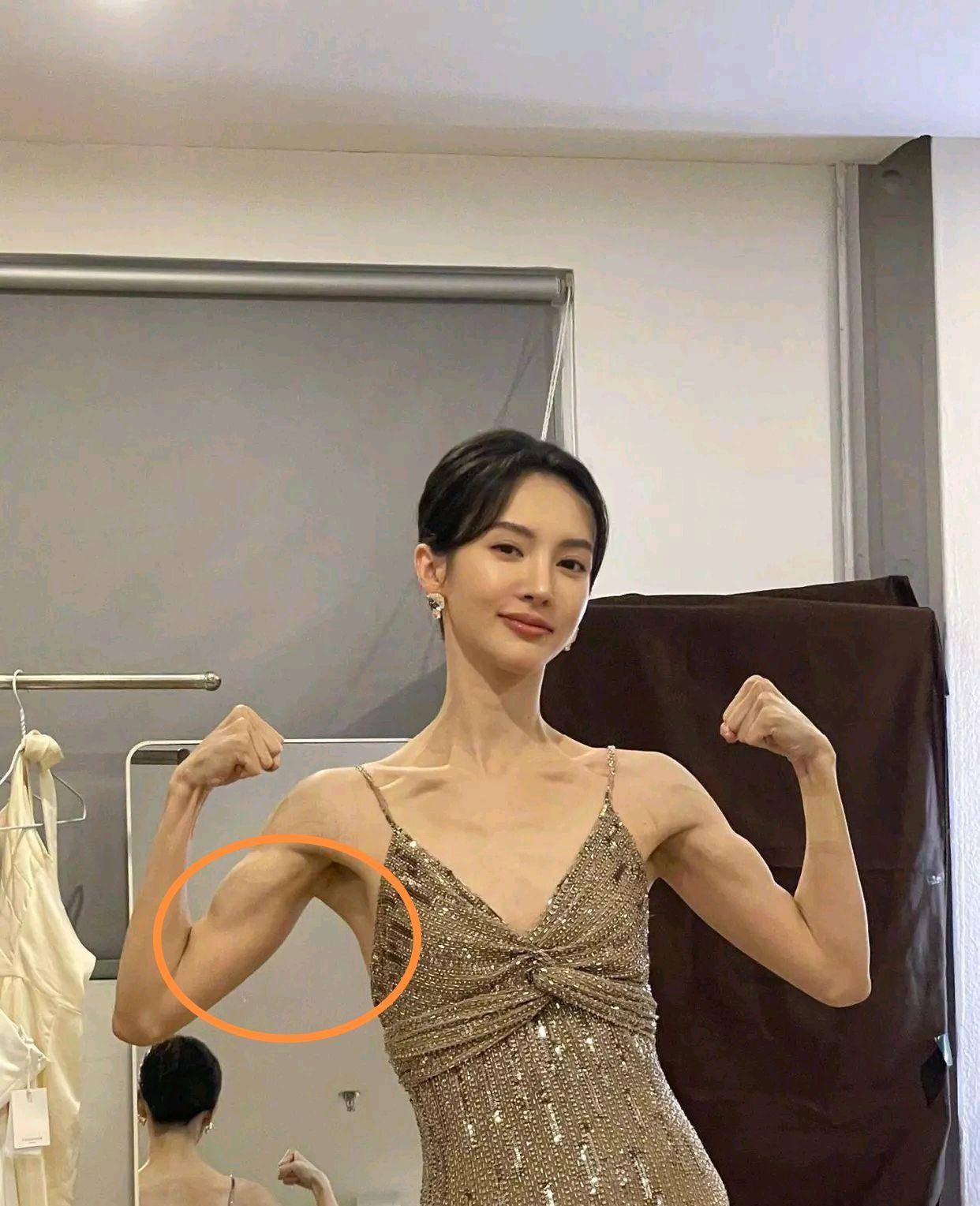 网传金晨瘦成了纸片人人狠话不多的金晨直接晒出六块腹肌
