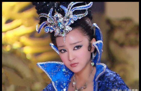 赫兰小姐时期的装扮清丽柔美,尽显大家闺秀的温婉气质;变身为猫妖后的