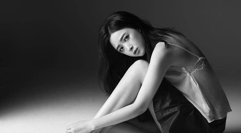 蒋欣杂志写真曝光身材火辣小腿纤细十分吸睛网友表示撞脸富江