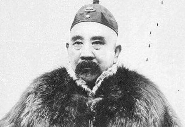 张勋复辟失败被通缉,全国上下骂他是逆贼,孙中山的很