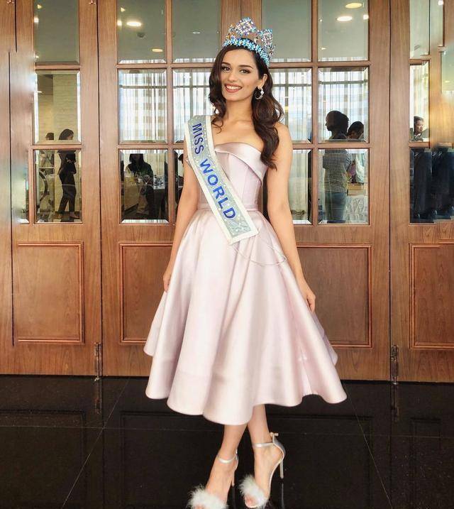 世界小姐冠军manushichhillar,堪称"学霸"级高颜值