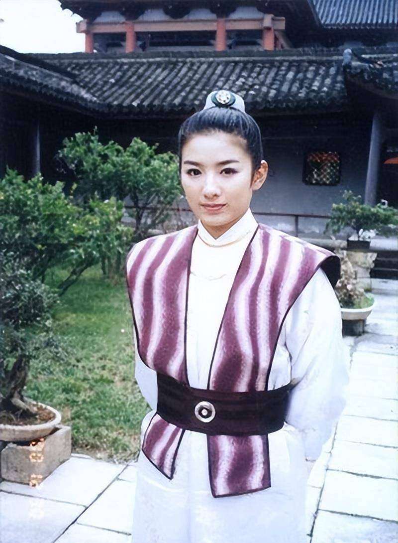 2002年《少林武王》【鸥女】寨族长的千金小姐,对阿螺情有独钟,可惜