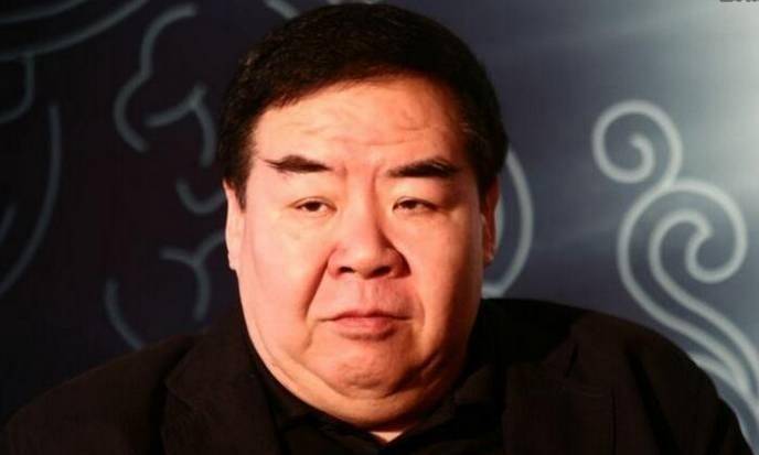 "肥猫"郑则仕3获影帝,娶小14岁娇妻,曾住贫民窟偿还