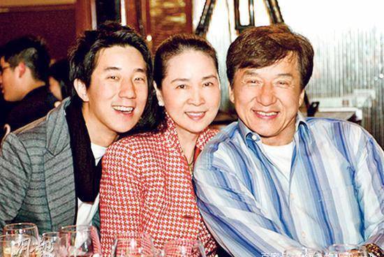林凤娇的宽容体贴终究感动了成龙,他当即修改遗嘱,将财产全部留给