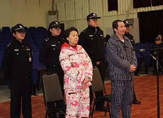 2009年重庆女黑老大被捕:出动200多名警察,解救被困女性数百人_王紫绮