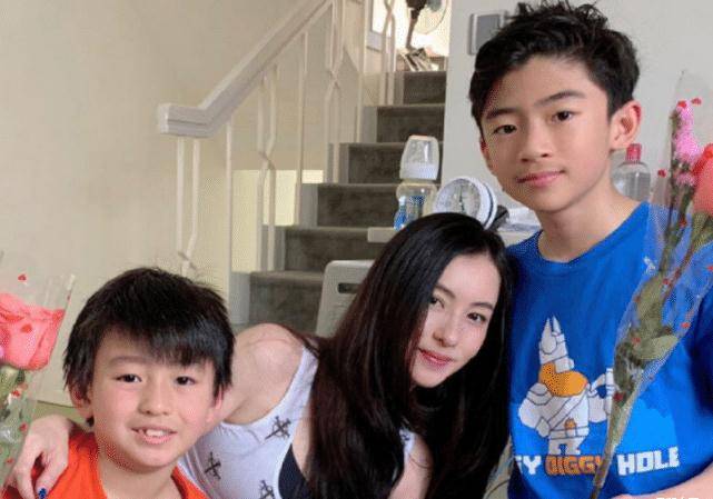 很多人都觉得谢振轩长大后给人的感觉就是一个标准的美男子
