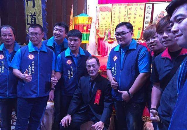 即使无人支持,但萧华一直自诩"14k龙头,结果被香港警方拘捕,在香港