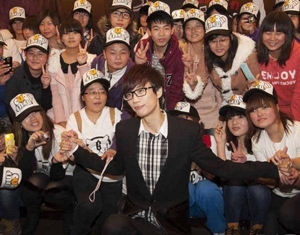许嵩举办歌会一票难求彰显高人气粉丝苦苦求翻牌