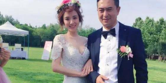 老干部张嘉译情史:被前妻嫌弃吃软饭,却被二婚老婆王