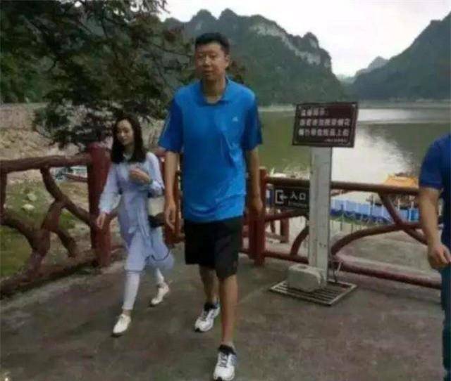 王治郅32岁妻子周蕾:笑容温暖很自信,外出不见大郅