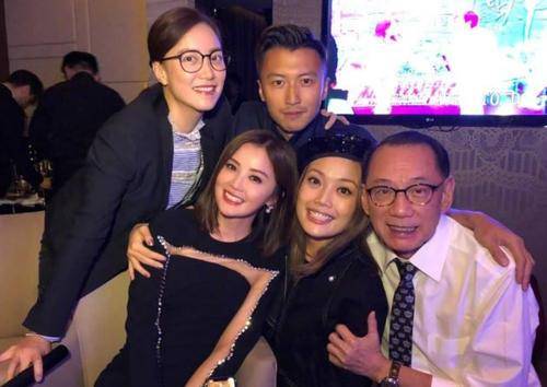 霍汶希过早地承担了家庭的重任,再加上她是家中长女,帮扶弟弟妹妹也