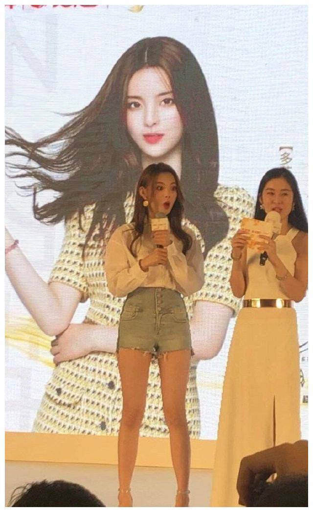 杨超越穿的好简单啊复古衬衫配超短裤这双美腿不输杨幂