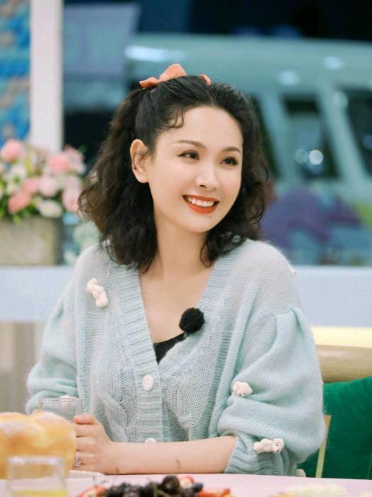 程莉莎被郭晓冬宠成公主,穿针织衫像小姑娘,头上还