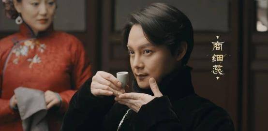 原创向佐与尹正现身酒吧为佘诗曼庆生感情好却不见妻子郭美女