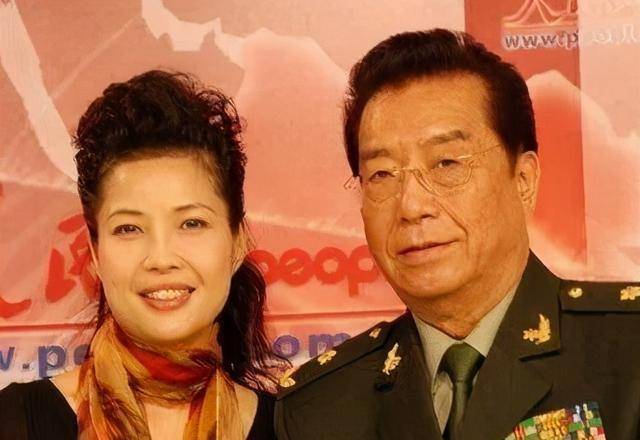 李双江原配老婆丁英为人低调离婚后与大儿子相依为命