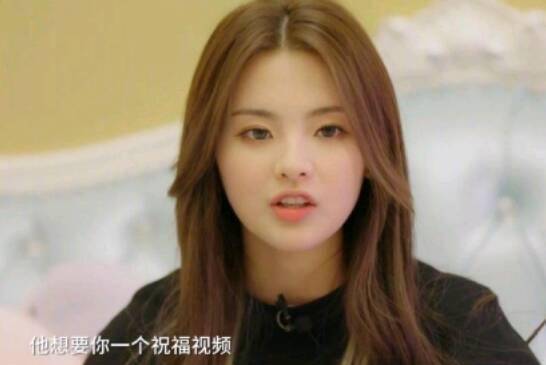 杨超越生日歌跑调,却被王源称为老师,这是无数少女