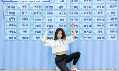 乃万的出圈,是"淡黄的长裙,蓬松的头发"吧和"就