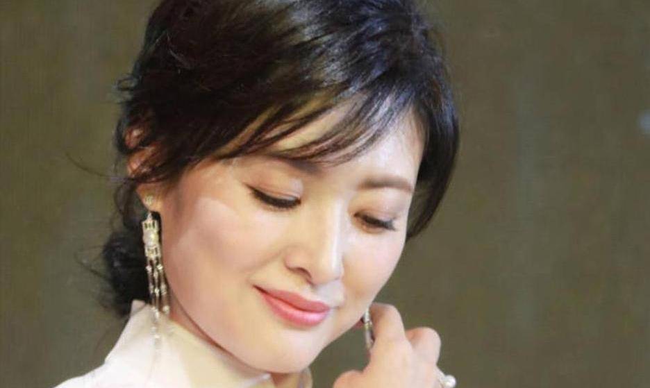 主持人周涛晒近照,如今54岁成冻龄女神,美得让人羡慕_气质_照片_丈夫