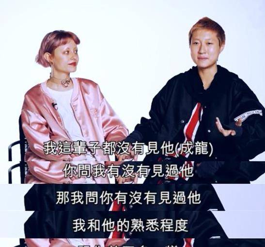 吴卓林和妻子现身街头,看起来有些寒酸,妈妈却在家自