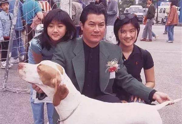 其实在1975年的时候邓光荣和严珍纳已经成婚,只不过为了不影响事业