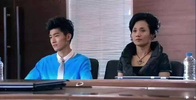 这里佟母的扮演者李颖,跟当年慕容云海的妈妈,压根就是一个人啊!