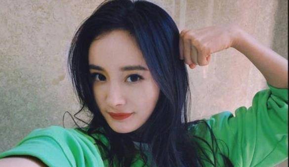 杨幂女儿小糯米正面照疑似曝光,身穿跆拳道服,长相简