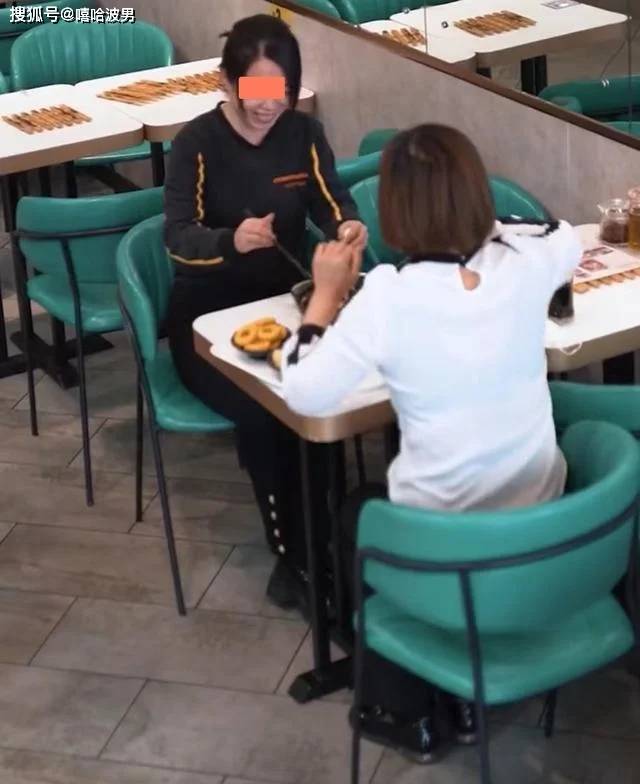 母女就餐1小时未动筷老板报警 来自搜狐网