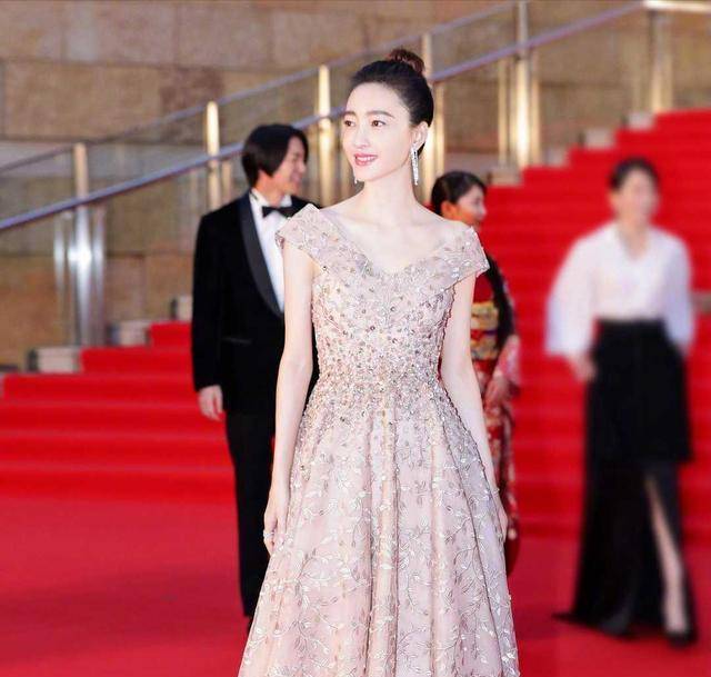 深v领口拉得略低,但不露,露出精致的锁骨王丽坤.