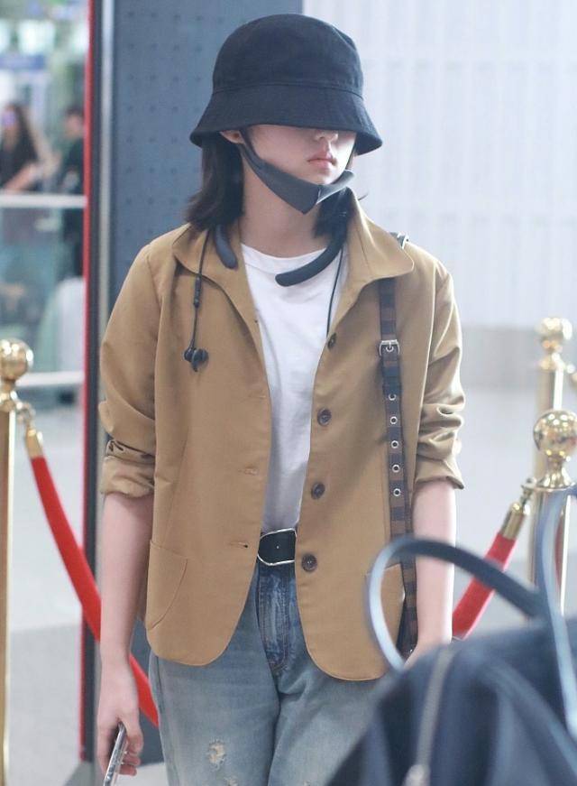 妹妹张子枫素颜出镜渔夫帽也遮不住的美颜破洞牛仔裤十分抢镜