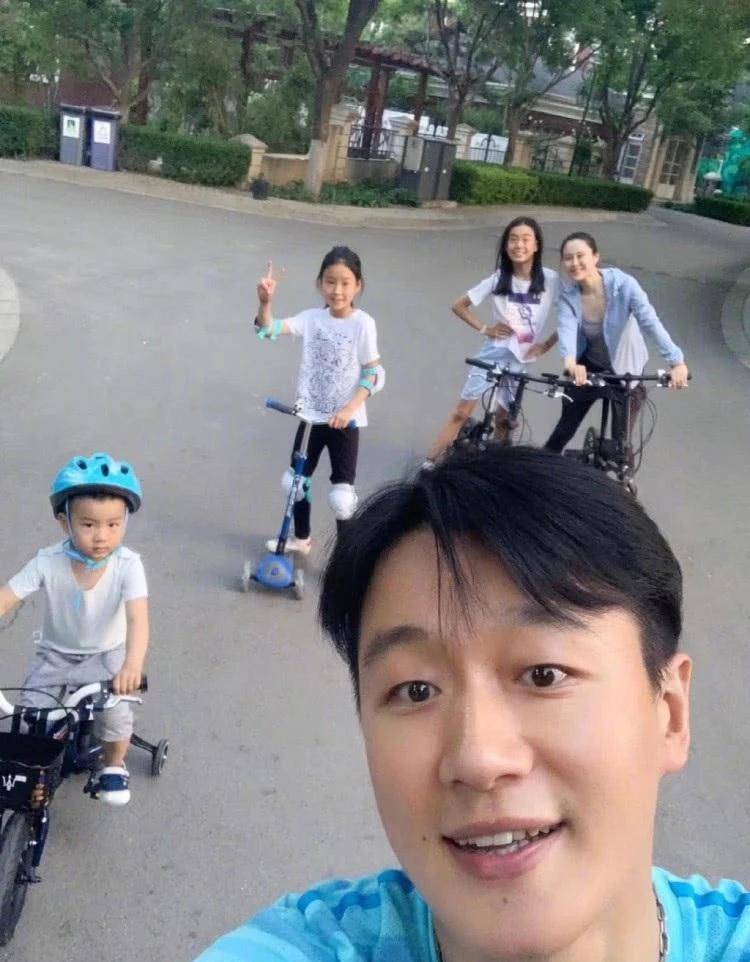 佟大为一家五口近照曝光大女儿身材苗条颜值超高神似王祖贤