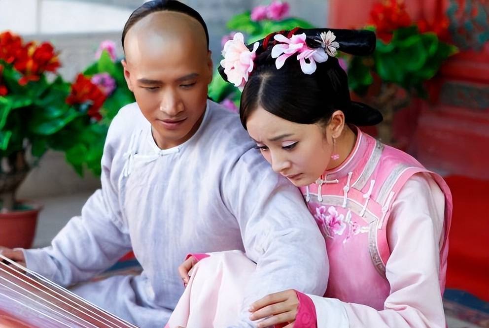 2011年,郑铮把他扶上了男主角的位置,为他打造了一个《宫锁珠帘》的.